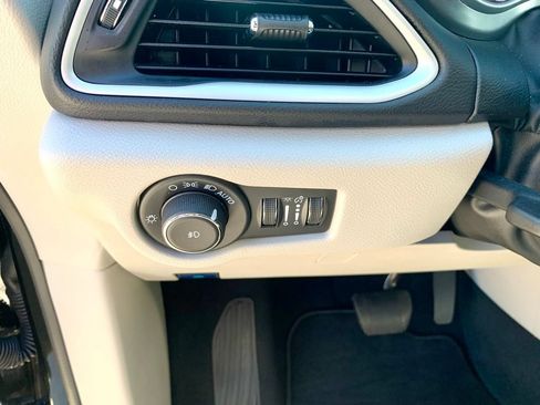 Used 2024 Chrysler Pacifica Touring-L FWD image 31