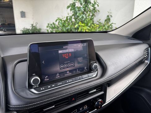 Used 2025 Nissan Rogue SV FWD image 16