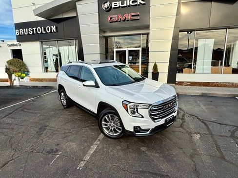 Used 2022 GMC Terrain SLT w/ Infotainment Package II image 2