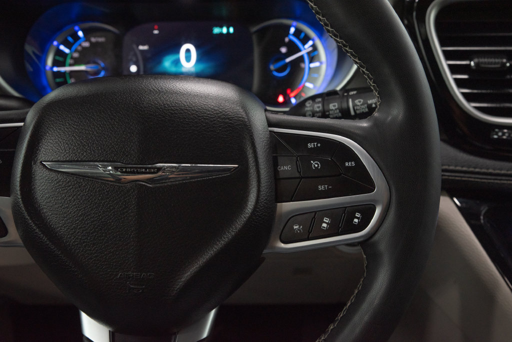 Used 2024 Chrysler Pacifica Limited FWD image 28