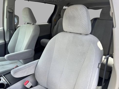 Used 2011 Toyota Sienna LE w/ Towing Pkg FWD image 14