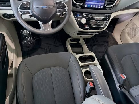 Used 2018 Chrysler Pacifica Touring w/ Tire & Wheel Group FWD image 23