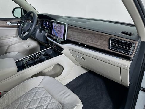 Used 2024 Volkswagen Atlas SEL Premium R-Line image 31