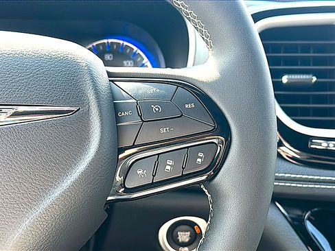 Used 2023 Chrysler Pacifica Touring-L w/ S Appearance Package image 29