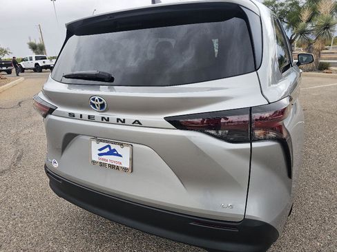 Used 2025 Toyota Sienna LE FWD image 12