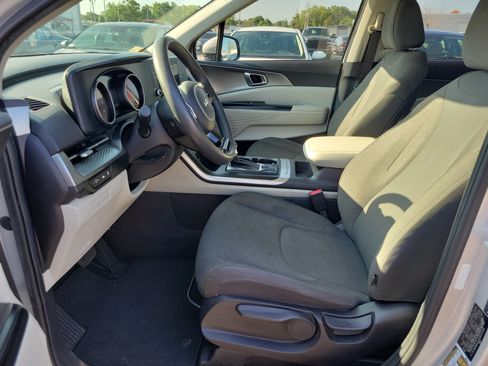 Used 2022 Kia Carnival LX FWD image 13