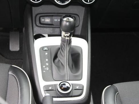 Used 2022 Hyundai Venue Limited FWD image 13