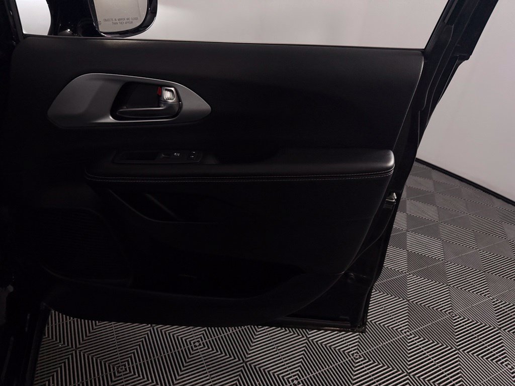 Used 2026 Chrysler Pacifica Limited FWD image 32
