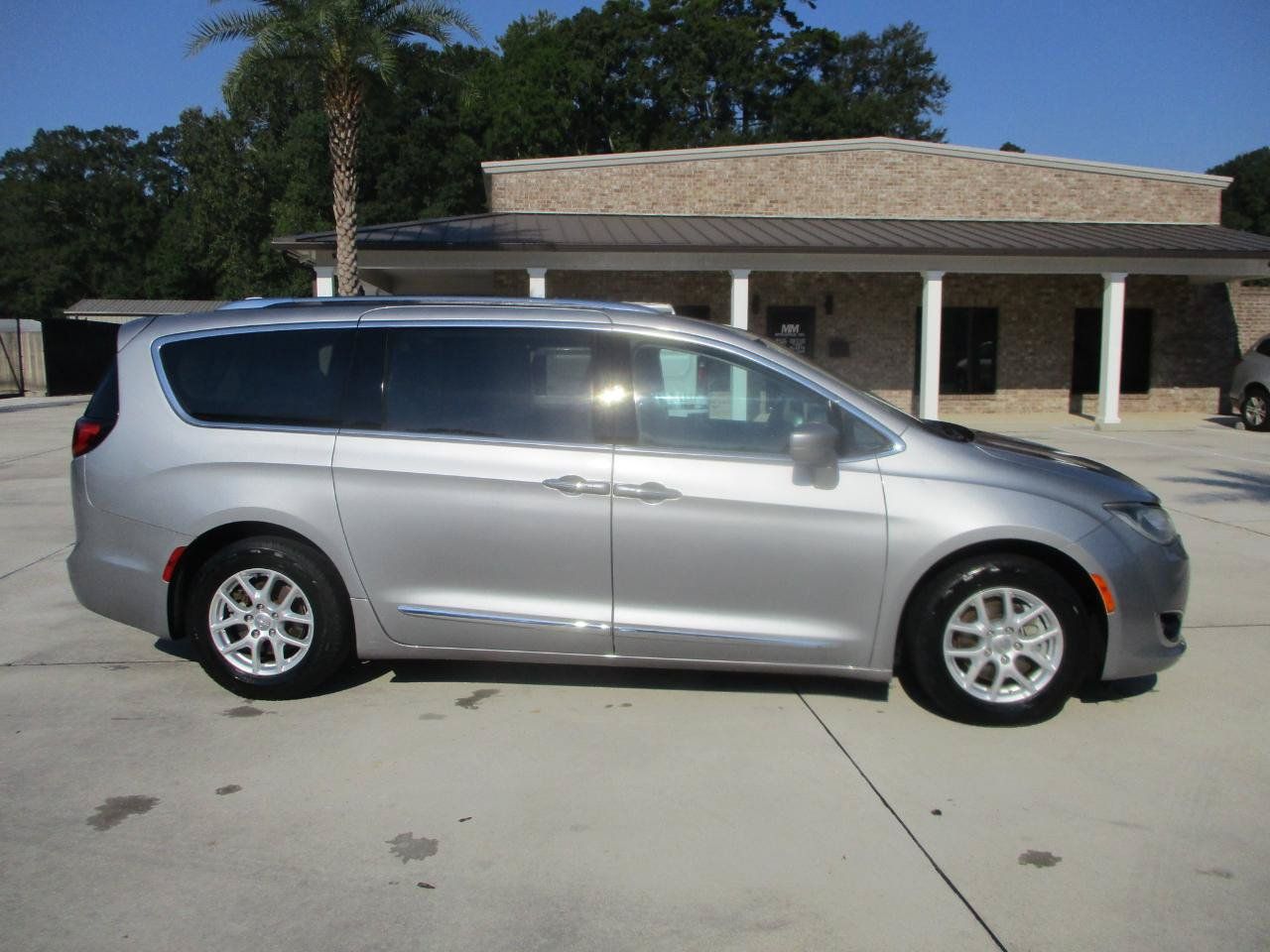 Used 2020 Chrysler Pacifica Touring-L FWD image 26