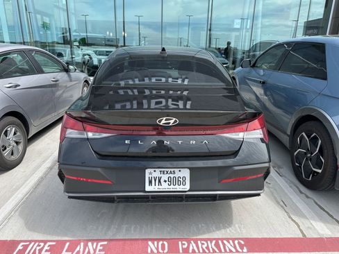 Used 2025 Hyundai Elantra SE FWD image 9