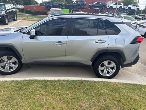 Used 2021 Toyota RAV4 XLE FWD image 5