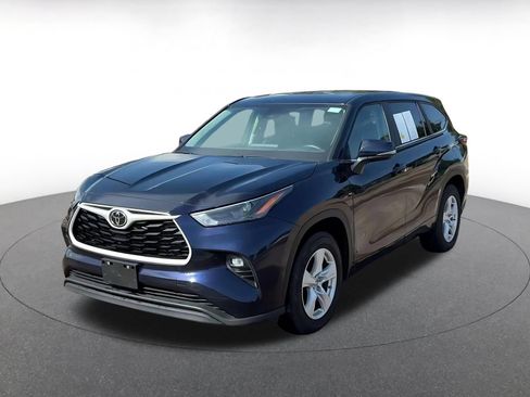 Used 2025 Toyota Highlander LE FWD image 5