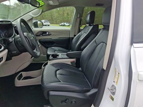 Used 2024 Chrysler Pacifica Touring-L FWD image 14