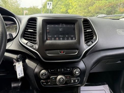Used 2019 Jeep Cherokee Latitude w/ Popular Appearance Group image 18