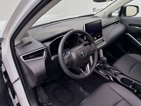 Used 2025 Toyota Corolla Cross XLE w/ Convenience Package FWD image 7