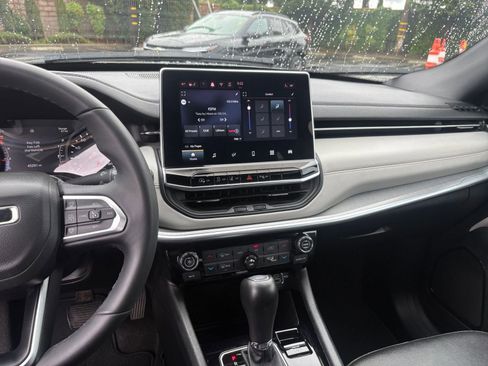 Used 2025 Jeep Compass Limited image 17