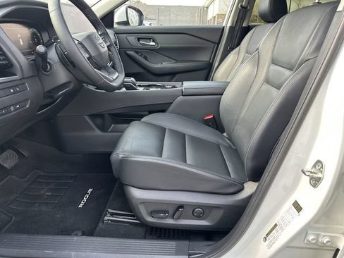 Certified 2025 Nissan Rogue SL w/ Tech Package FWD image 11