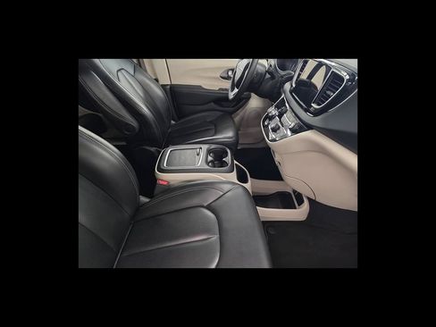 Used 2023 Chrysler Pacifica Touring-L FWD image 18