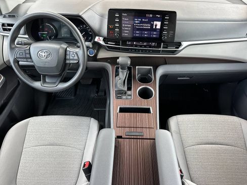 Used 2024 Toyota Sienna LE AWD/4WD image 12