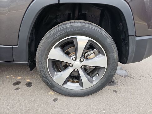 Used 2019 Jeep Cherokee Limited image 29