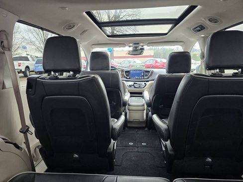 Used 2022 Chrysler Pacifica Limited FWD image 18