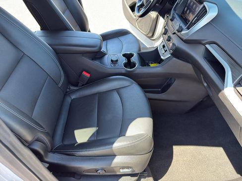 Used 2023 GMC Terrain SLT image 28