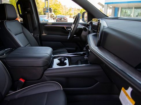 New 2025 Chevrolet Suburban Premier AWD/4WD image 17
