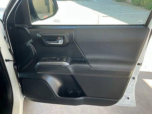 Used 2022 Toyota Tacoma TRD Off-Road image 8