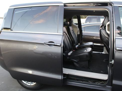 Used 2023 Chrysler Pacifica Touring-L image 16