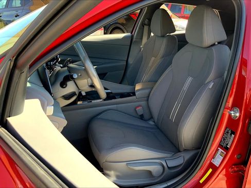 Used 2022 Hyundai Elantra SEL w/ Convenience Package FWD image 8