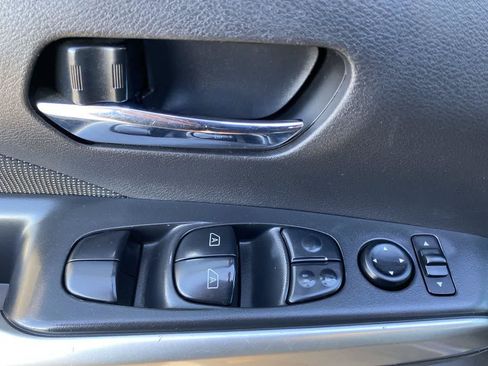 Used 2018 Nissan Kicks SV FWD image 13