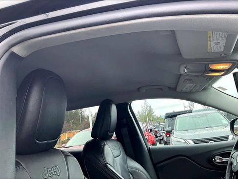 Used 2023 Jeep Cherokee Altitude Lux image 30