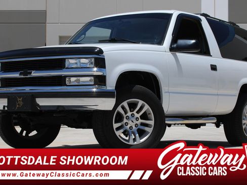 Used 1999 Chevrolet Tahoe 4WD 2-Door w/ Skid Plate Pkg image 1