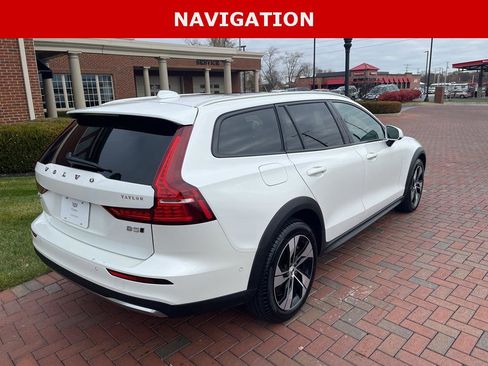 Used 2025 Volvo V60 B5 Cross Country Plus image 9