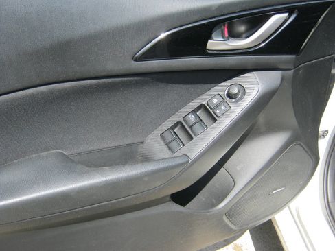 Used 2016 MAZDA MAZDA3 i Touring w/ Popular Equipment Package FWD image 12
