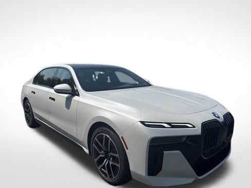 Used 2025 BMW 740i xDrive image 3