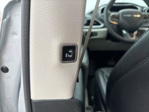 Used 2024 Chrysler Pacifica Touring-L image 18
