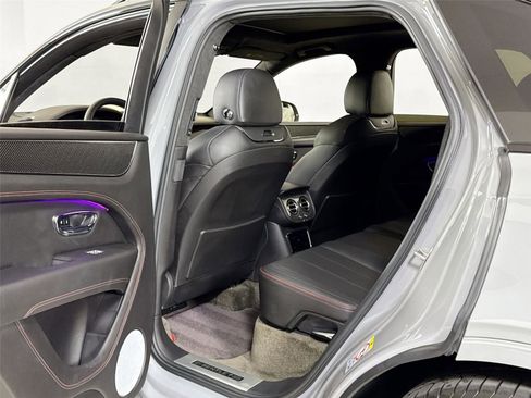 Used 2022 Bentley Bentayga image 27