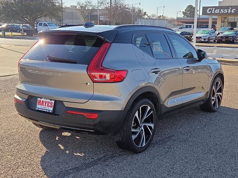 Used 2022 Volvo XC40 T5 R-Design w/ Climate Package image 4