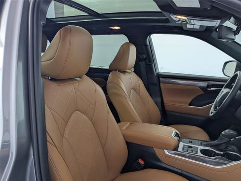Used 2025 Toyota Highlander Platinum image 30