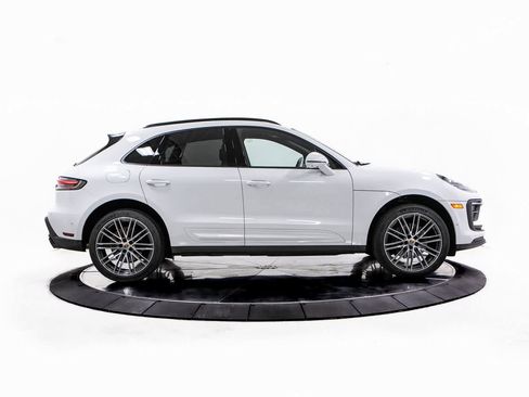 Certified 2025 Porsche Macan image 8