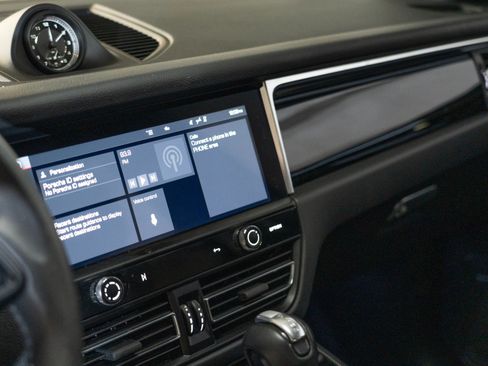 Certified 2024 Porsche Macan AWD/4WD image 21
