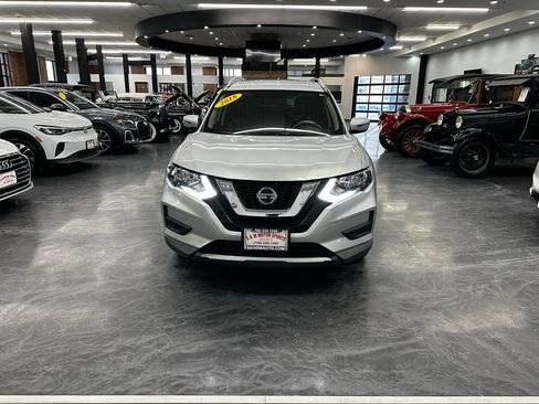 Used 2018 Nissan Rogue SV image 2