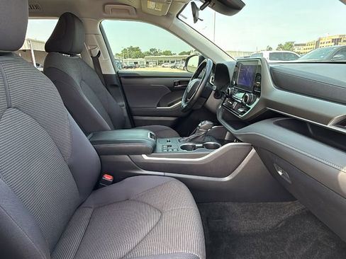 Used 2024 Toyota Highlander LE FWD image 32