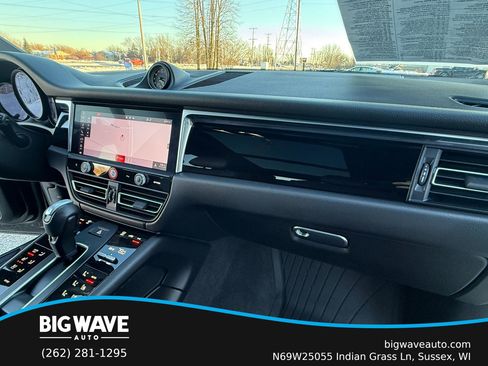 Used 2022 Porsche Macan w/ Premium Package Plus image 18