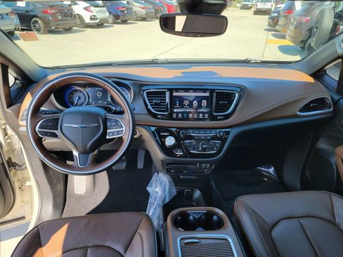 Used 2020 Chrysler Pacifica Limited w/ Tire & Wheel Group FWD image 17