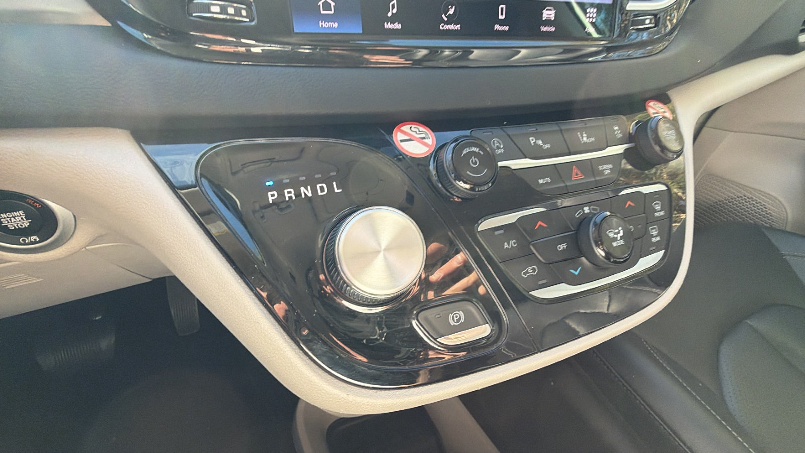 Used 2024 Chrysler Pacifica Touring-L FWD image 28