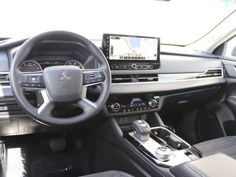 Used 2025 Mitsubishi Outlander SE image 3