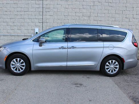 Used 2018 Chrysler Pacifica Touring-L Plus image 2