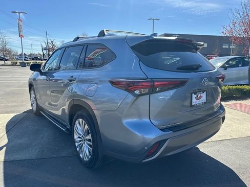 Used 2024 Toyota Highlander Platinum AWD/4WD image 3
